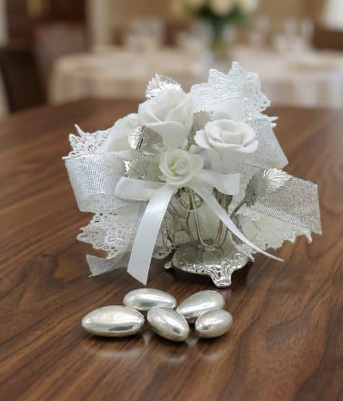 Bomboniera nozze d'argento con rose bianche