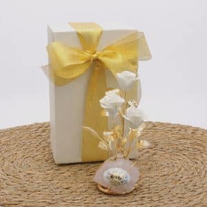Regalo nozze d'oro con bouquet di rose bianche