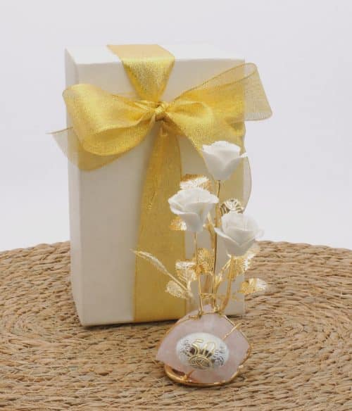 Regalo nozze d'oro con bouquet di rose bianche