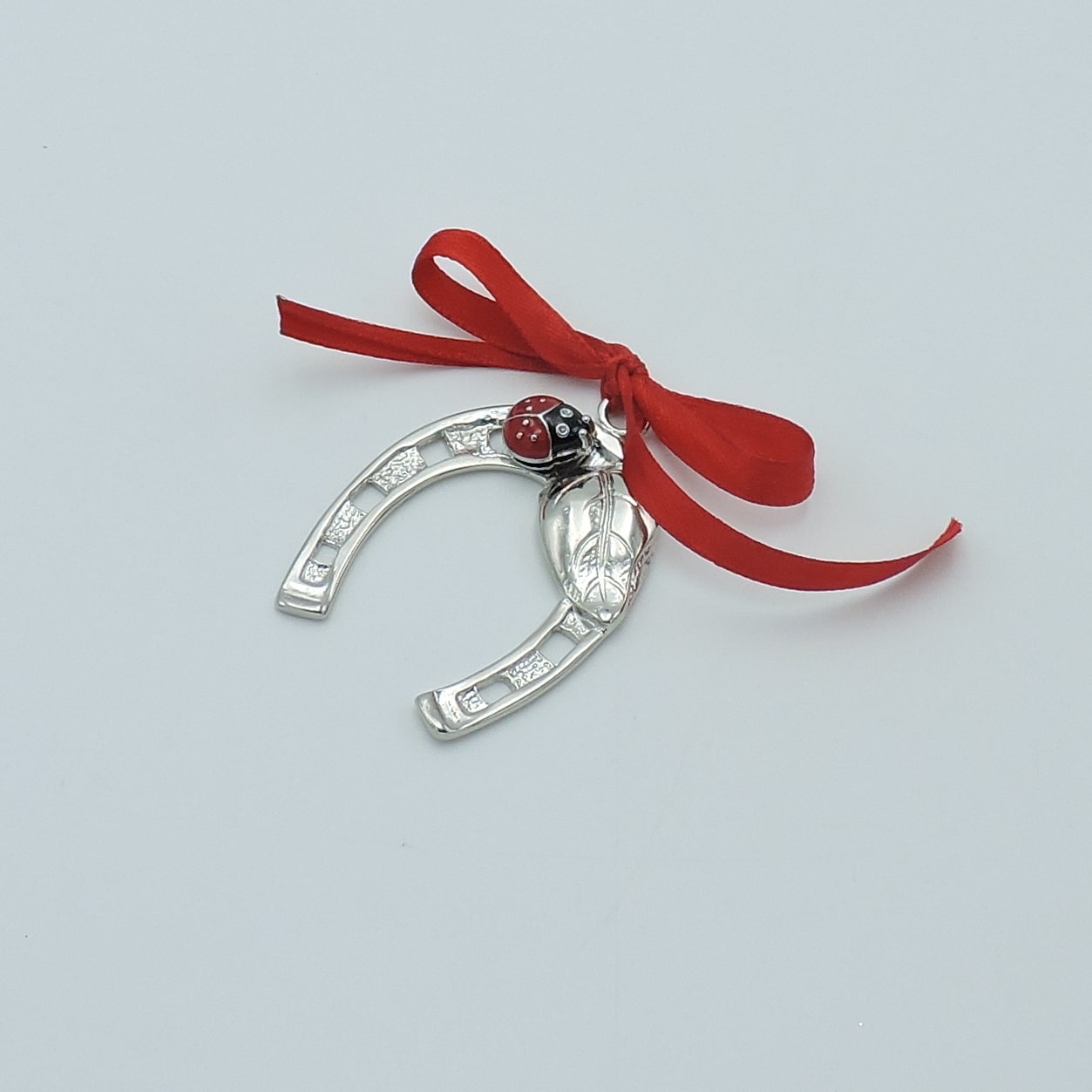 Ferro di cavallo: il gioiello perfetto come regalo portafortuna – Vivyinrosa