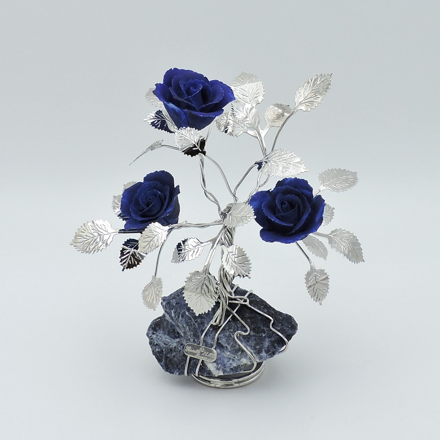 Composizione di tre rose blu in argento e porcellana