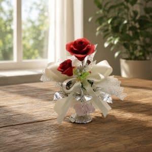 Bomboniera con rose rosse in porcellana