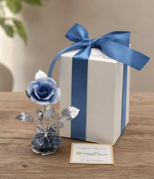 Rosa blu su pietra minerale