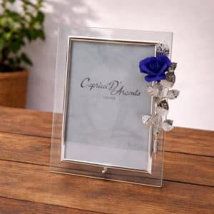 Cornice con decoro con rosa blu
