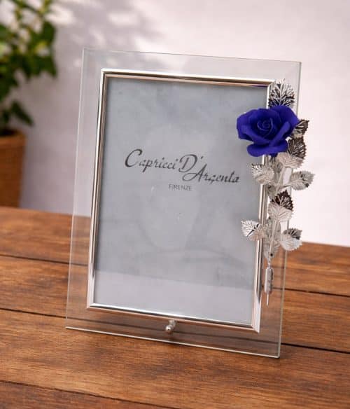 Cornice con decoro con rosa blu