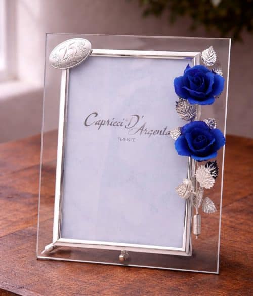 Cornice con rose blu per nozze d'argento