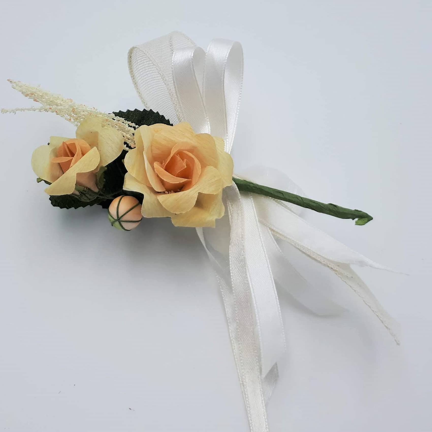 Segnaposto matrimonio vintage con fiori in carta giallo