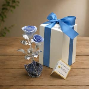 Rose blu sfumate su pietra minerale quarzo blu