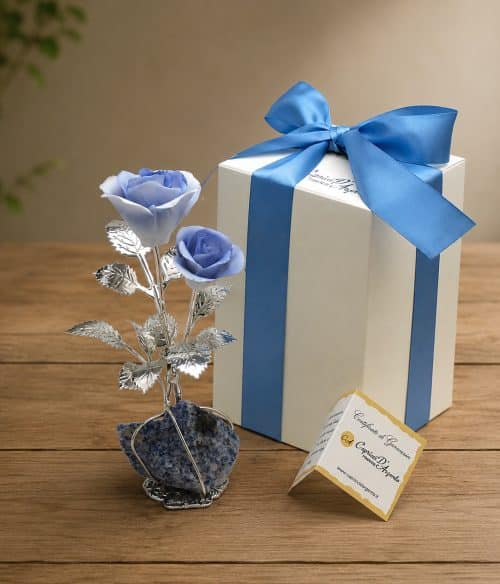 Rose blu sfumate su pietra minerale quarzo blu