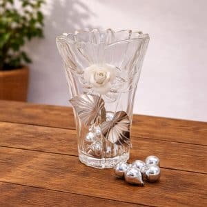 Vaso con rosa decorativa