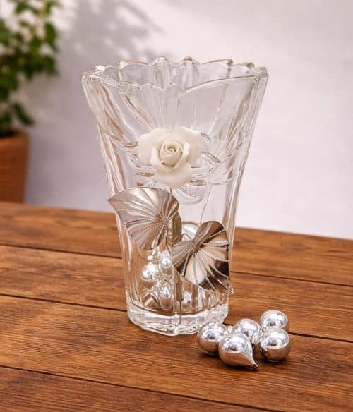 Vaso con rosa decorativa