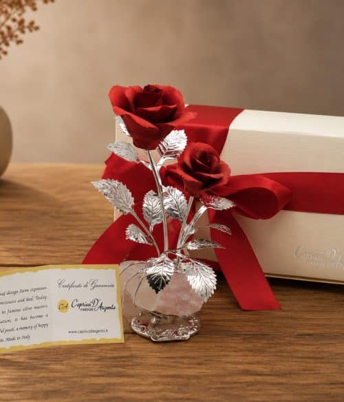 Rose rosse su quarzo rosa