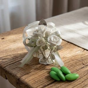 Bomboniera con rose per nozze di smeraldo