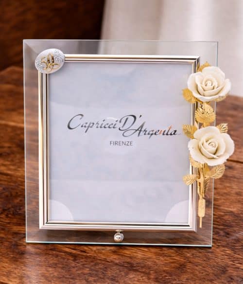 Cornice nozze d'oro con rose bianche, un ricordo prezioso