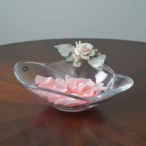 centrotavola in cristallo con rosa in capodimonte