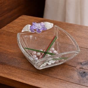 Centrotavola in cristallo con fiore decorativo, idea reaglo