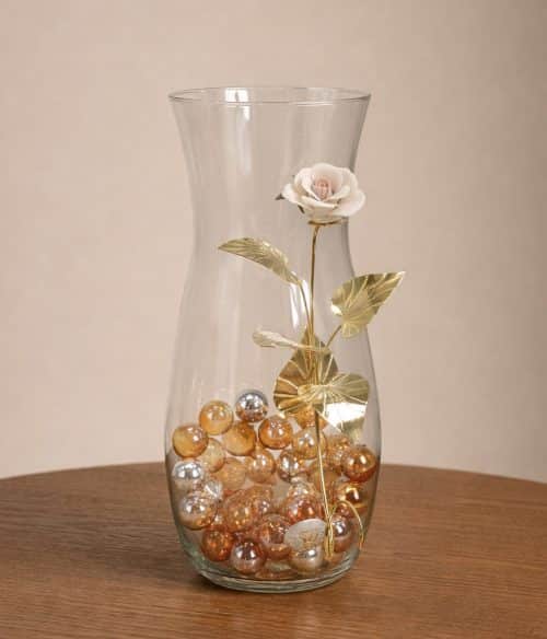 Vaso per 50° anniversario con rosa in porcellana e bagno oro