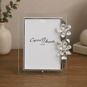 Cornice con fiori decorativi in cristallo