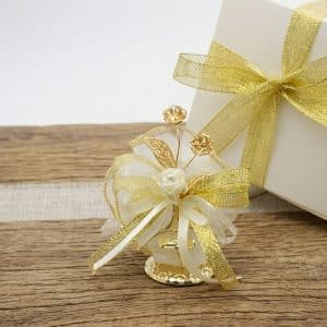 Bomboniera nozze d'oro con fiori su quarzo rosa
