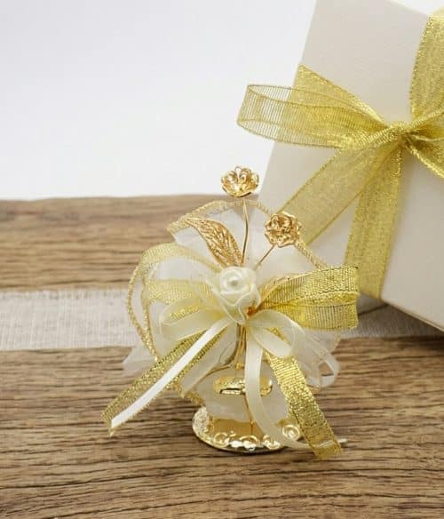 Bomboniera nozze d'oro con fiori su quarzo rosa