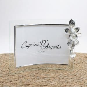 Cornice con un fiore in cristallo