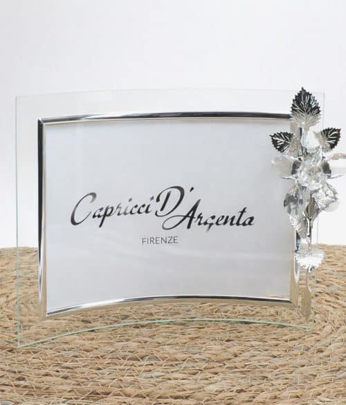 Cornice con un fiore in cristallo