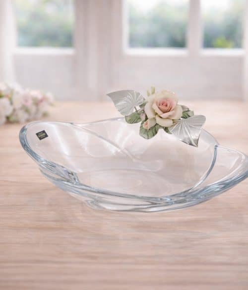 Centrotavola con rosa decorativa in porcellana e argento