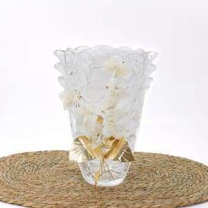 Vaso con orchidee in vetro e foglie oro