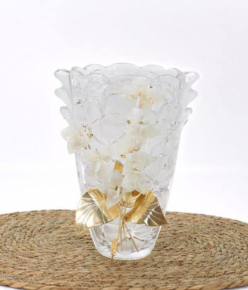 Vaso con orchidee in vetro e foglie oro