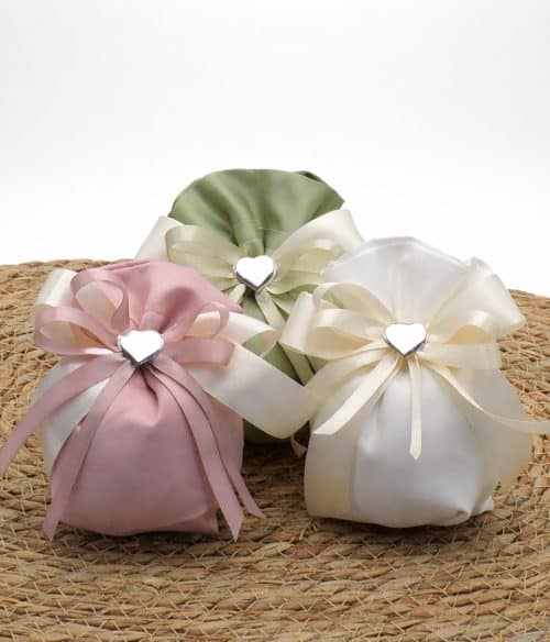 Bomboniera con sacchetto in raso con cuore in argento