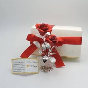 Rose rosse su quarzo rosa